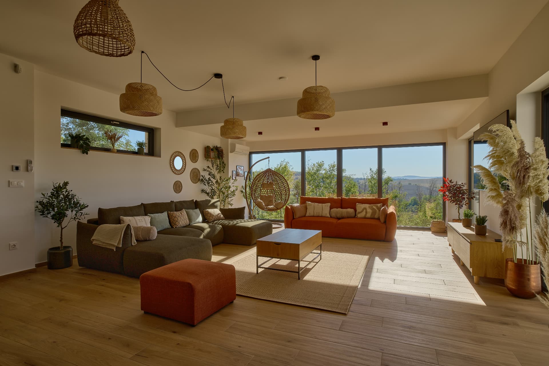 A nappali teljes tere a panorámaablakokkal