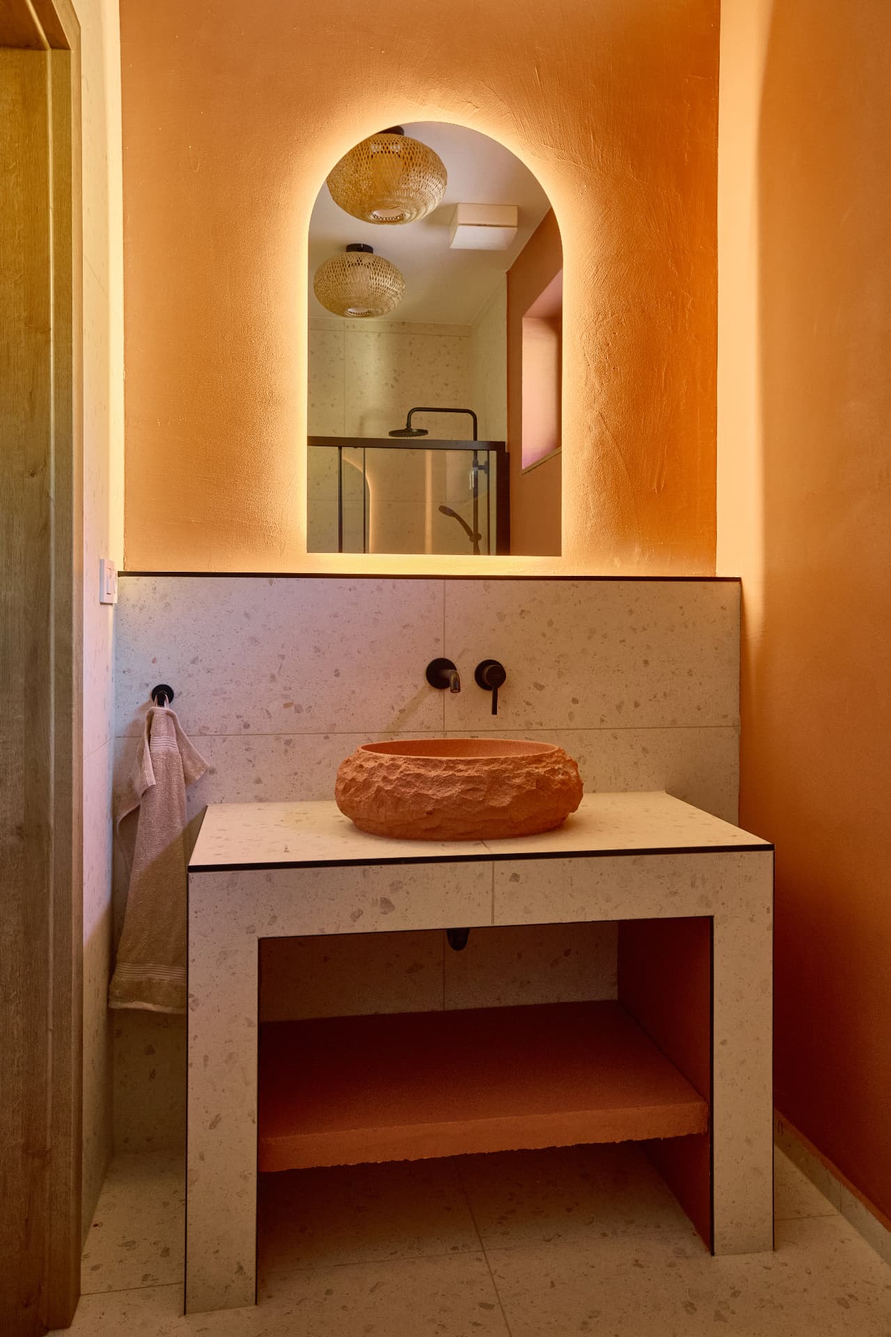 A terrakotta színvilágú fürdőszoba egyedi boho enteriőrrel
