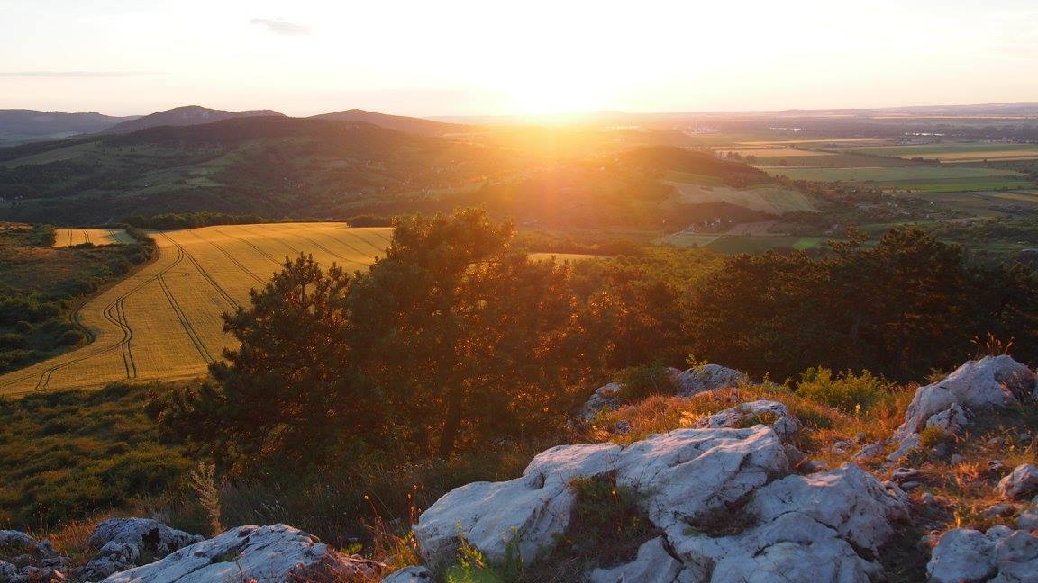 Panoráma sziklás magaslatról, aranyórai fényben